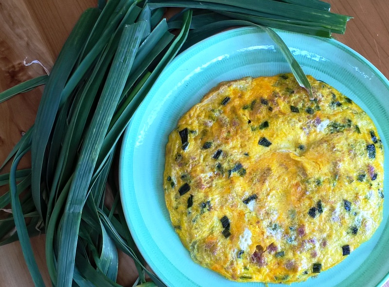 Frittata con le foglie dell'aglio