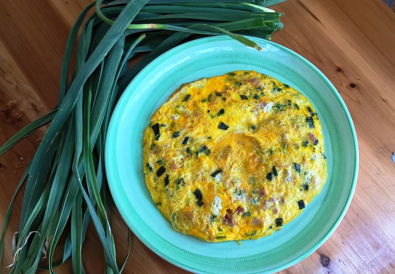 Frittata con le foglie dell'aglio