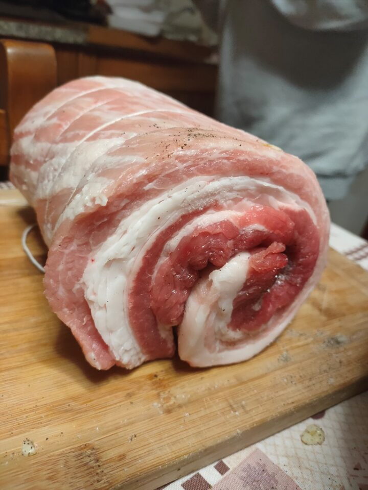 Porchetta fatta in casa - pancetta arrotolata